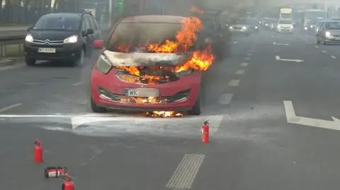 Auto w płomieniach, jedna osoba ranna 