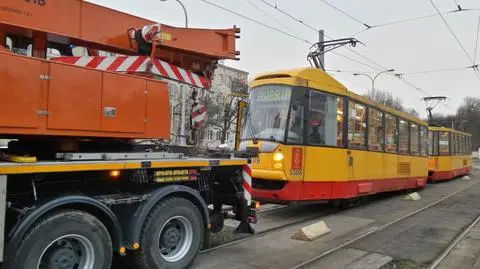 Awaria tramwaju na Woronicza. Musieli ściągnąć dźwig