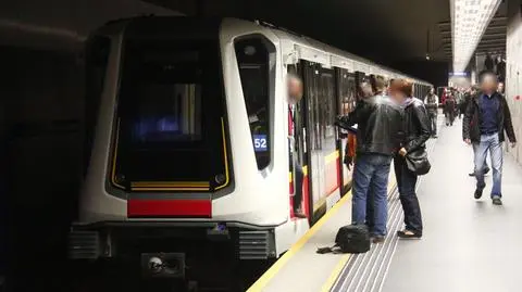 Pociąg uderzył mężczyznę. Metro kursowało wahadłowo