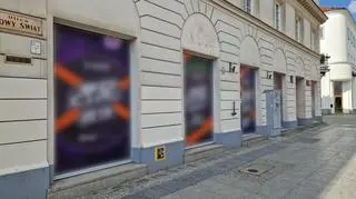 Oklejone okna w zabytkowej kamienicy
