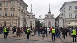 Protest studentów przed bramą główną UW