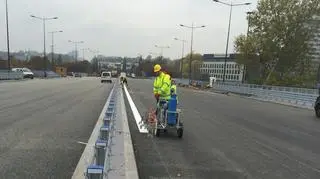 Malowanie pasów na moście