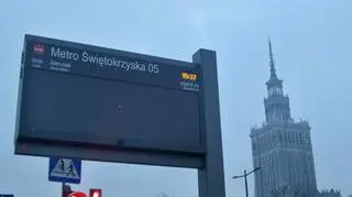 Tablica systemu informacji pasażerskiej przy Świętokrzyskiej