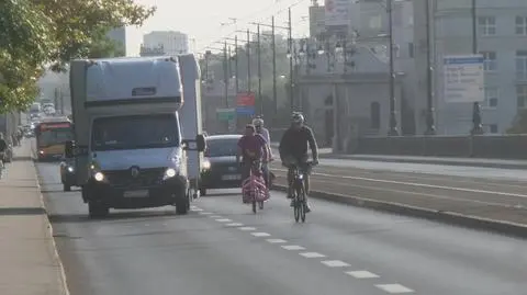 Rowerzyści jadą przepisowo. Wyprzedzanie buspasem, wyzwiska