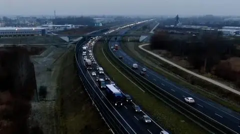 Korek na trasie A2 po zderzeniu kilku samochodów