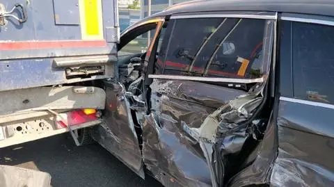 Dwie kolizje na S8. "Ciężarówka docisnęła auto do barier"