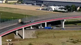 Służby odnalazły kobietę na estakadzie znajdującej się poniżej