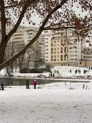 Dziecko utknęło na zamarzniętym jeziorku