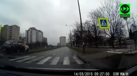 Rajd laweciarza po trawniku. O mało nie zgubił ładunku