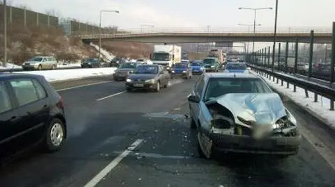 Trasa Armii Krajowej: citroen uderzył w busa