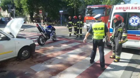 Żoliborz: dostawca pizzy uderzył w tył motocykla 