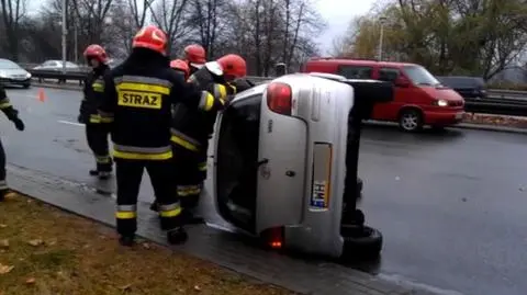 Strażacy postawili toyotę na koła - fot. Marcin Gula/tvnwarszawa.pl