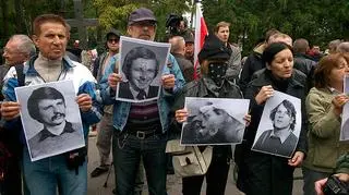 Protestujący ze zdjęciami osób, które zginęły w stanie wojennym