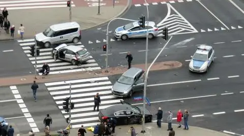 Uciekał przed policją, spowodował wypadek. Dozór policyjny dla 25-latka