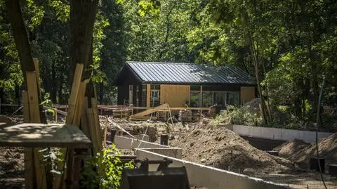 Pawilony zatopione w zieleni. Budują przystań dla wodniaków