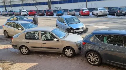 Wyjeżdżała z parkingu, zderzyła się z trzema autami. Jedna osoba w szpitalu