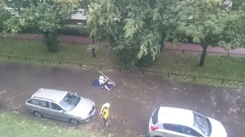 Po burzy wypłynął na szerokie wody... ulicy. Na materacu