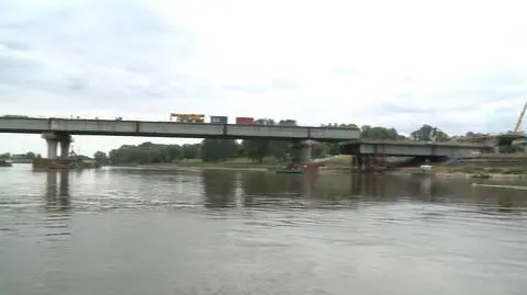 Remont Łazienkowskiego z bliska. Tak wygląda z pokładu łodzi