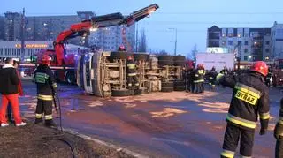 40-tonowa betoniarka wywróciła się na torowisko