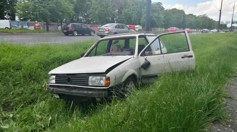 Volkswagen w rowie na Puławskiej. Kierowca pijany