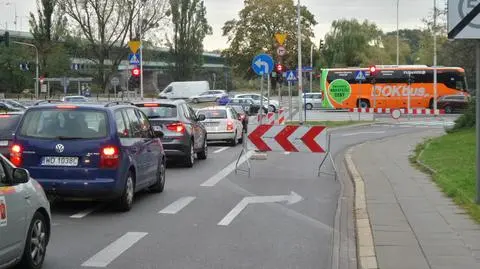 Dobę po maratonie na ulicach stały zasieki