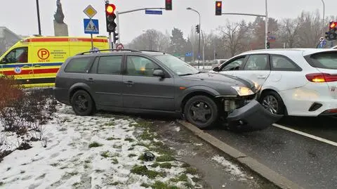 Stracił panowanie, ściął znak, zderzył się z innym samochodem. Utrudnienia na Wawelskiej