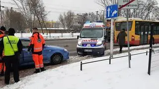 Zderzenie autobusu z samochodem na Bielanach