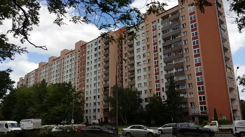 Policja ujawniła ciało mężczyzny w bloku na Chomiczówce 