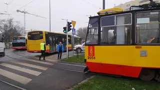 Zepsuty autobus na torowisku 