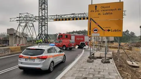 Przewrócona naczepa blokowała rondo w Zakręcie
