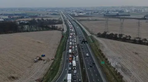 Naprawiali dylatację na S8. Na wyjeździe z Warszawy utworzył się gigantyczny korek