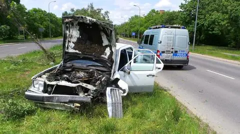 Zderzenie w alei Wilanowskiej. "Samochody przeleciały przez pas zieleni"