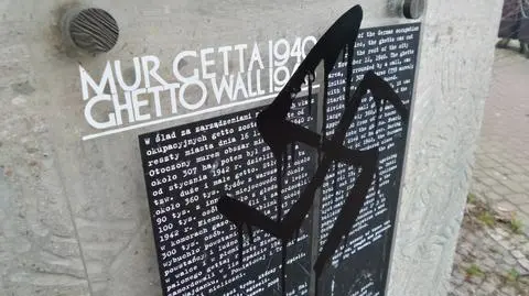 Policja szuka sprawcy dewastacji. Odpowie za propagowanie faszyzmu