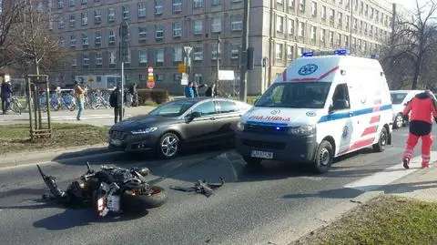 Zderzenie na Banacha. Motocyklista w szpitalu