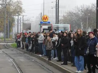 Tłumy pasażerów na przystanku tramwajowym przy stacji Wilanowska