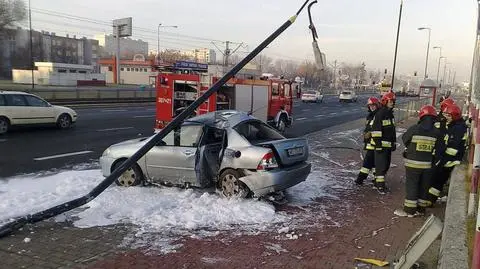 Wjechał w latarnię Trafił do szpitala