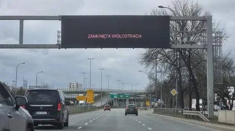 Ulice w ścisłym centrum opustoszały, w mieście nie ma korków. "Brawa dla kierujących"