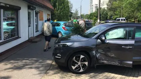 Zderzył się z innym autem, potem uderzył w sklep