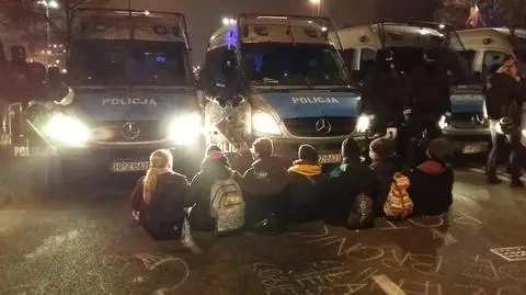 Protestowali przed siedzibą premiera. "Policjanci znieśli z jezdni kilkanaście osób"