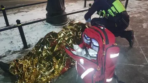 Wezwano ich do "pijanego na chodniku". Mężczyzna potrzebował pilnej pomocy medycznej
