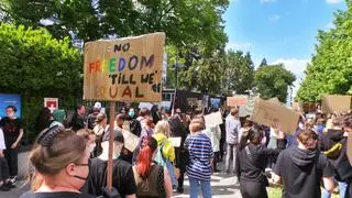 Protest pod ambasadą USA