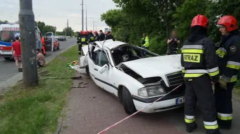 Przeciął ulicę, tory, wylądował na ścieżce. Ranni, rowerzystka w szoku