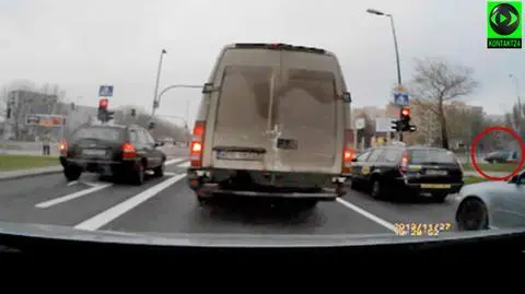 Pościg i strzały przy skrzyżowaniu. Nagranie z akcji policji