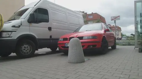 Wysiadała z samochodu, w drzwi uderzyło auto dostawcze