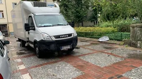 Piesza potrącona przez auto dostawcze na tyłach kamienicy przy Ordynackiej