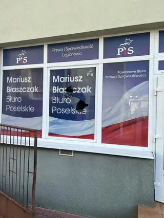 Wybita szyba w biurze poselskim Mariusza Błaszczaka