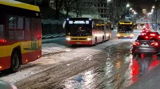 Śliska jezdnia na Belwederskiej 