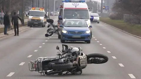 Motocyklista uderzył w latarnię. "Jechał na tylnym kole"