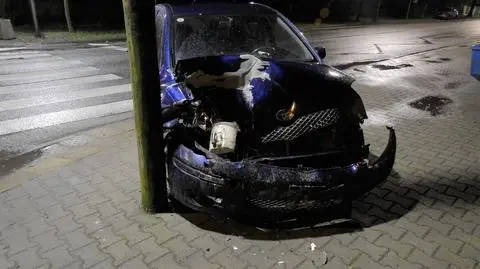Zatrzymał się przed przejściem dla pieszych, w tył jego auta uderzył inny samochód