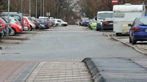 Poszerzą ulicę, zlikwidują parkingi. Spór o przebudowę Rosoła